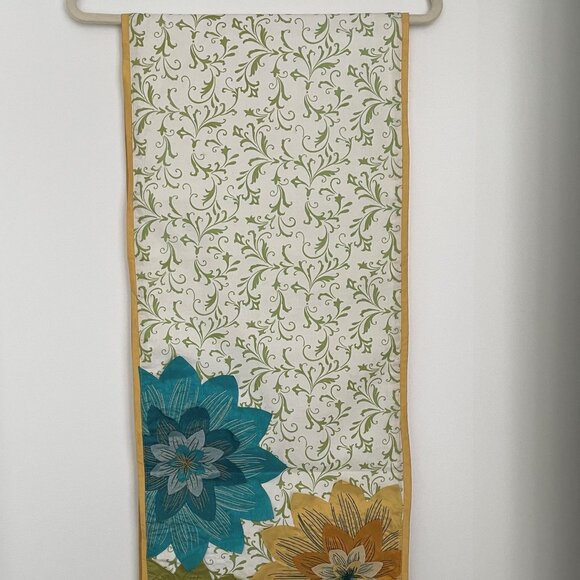 Table Dresser Runner Tablecloth Flowers - Picture 3 of 3